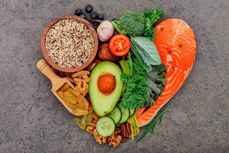 Neste artigo, vamos falar sobre alguns alimentos que você pode incluir em sua dieta para manter o seu coração em bom estado.